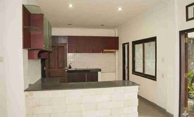 Vila Klasik Elegan Lokasi Strategis Imam Bonjol Barat