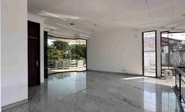 Disewakan Rumah Usaha Komersial Area Raya Kertajaya Indah Surabaya Timur Cocok untuk Cafe Resto Kantor