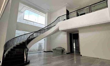 Disewakan Rumah Usaha Komersial Area Raya Kertajaya Indah Surabaya Timur Cocok untuk Cafe Resto Kantor