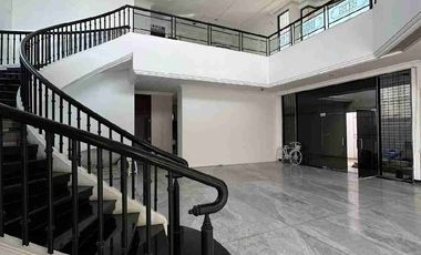 Disewakan Rumah Usaha Komersial Area Raya Kertajaya Indah Surabaya Timur Cocok untuk Cafe Resto Kantor