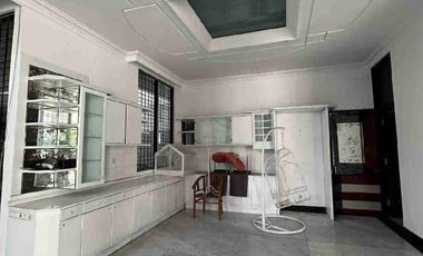 Disewakan Rumah Usaha Komersial Area Raya Kertajaya Indah Surabaya Timur Cocok untuk Cafe Resto Kantor