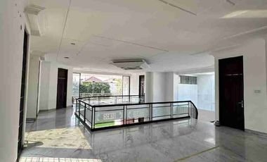 Disewakan Rumah Usaha Komersial Area Raya Kertajaya Indah Surabaya Timur Cocok untuk Cafe Resto Kantor