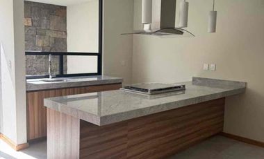 CASA EN RENTA LOMAS DE VISTA BELLA HAB. EN PLANTA BAJA