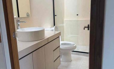 CASA EN RENTA LOMAS DE VISTA BELLA HAB. EN PLANTA BAJA