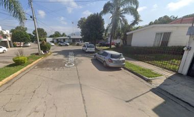 CASA DE UN NIVEL, CUENTA CON PATIO, UBICADA EN ZONA  RESIDENCIAL