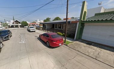 CASA DE UN NIVEL, CUENTA CON PATIO, UBICADA EN ZONA  RESIDENCIAL