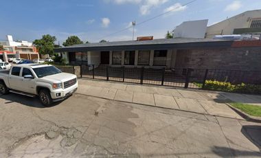 CASA DE UN NIVEL, CUENTA CON PATIO, UBICADA EN ZONA  RESIDENCIAL