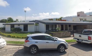 CASA DE UN NIVEL, CUENTA CON PATIO, UBICADA EN ZONA  RESIDENCIAL