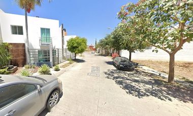 CASA DE DOS NIVELES, MODERNA CON ACABADOS  MINIMALISTAS, ACCESO A CARRETERA  XALISCO –TEPIC