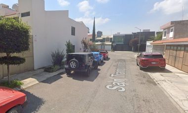 CASA DE DOS NIVELES, CUENTA CON PATIO, UBICADA EN ZONA  RESIDENCIAL CERCA DE ESTADIO OLIMPICO