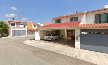 CASA DE DOS NIVELES, CUENTA CON PATIO, UBICADA EN ZONA  RESIDENCIAL CERCA DE ESTADIO OLIMPICO