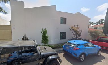 CASA DE DOS NIVELES, CUENTA CON PATIO, UBICADA EN ZONA  RESIDENCIAL CERCA DE ESTADIO OLIMPICO