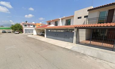 CASA DE DOS NIVELES, CUENTA CON PATIO, UBICADA EN ZONA  RESIDENCIAL CERCA DE ESTADIO OLIMPICO