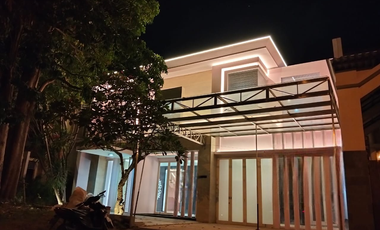 Disewakan rumah mewah murah 2 lantai siap huni, baru renovasi, full furnished di Laguna Cluster Palm Beach, Pakuwon City, Surabaya.