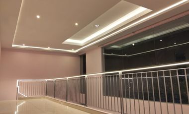 Disewakan rumah mewah murah 2 lantai siap huni, baru renovasi, full furnished di Laguna Cluster Palm Beach, Pakuwon City, Surabaya.