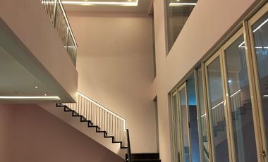 Disewakan rumah mewah murah 2 lantai siap huni, baru renovasi, full furnished di Laguna Cluster Palm Beach, Pakuwon City, Surabaya.