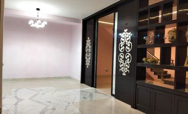 Disewakan rumah mewah murah 2 lantai siap huni, baru renovasi, full furnished di Laguna Cluster Palm Beach, Pakuwon City, Surabaya.