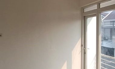 Disewakan rumah 2 lantai lokasi dekat sekolah dan pasardi taman surya 5