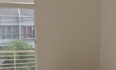 Disewakan rumah 2 lantai lokasi dekat sekolah dan pasardi taman surya 5