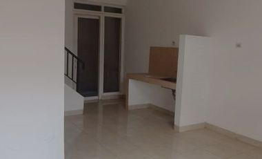 Disewakan rumah 2 lantai lokasi dekat sekolah dan pasardi taman surya 5