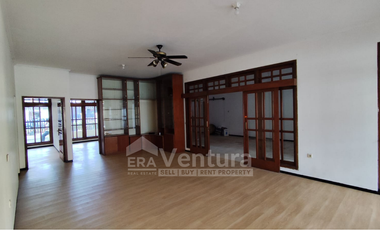 disewakan rumah cocok untuk kantor/ rukan atau tempat tinggal di sidosermo pdk, dekat margorejo, jemursari