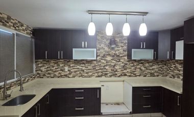 Renta casa Puente moreno en cluster con alberca