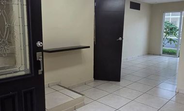 Renta casa Puente moreno en cluster con alberca