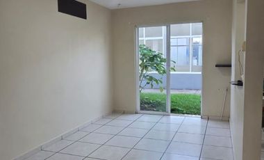 Renta casa Puente moreno en cluster con alberca