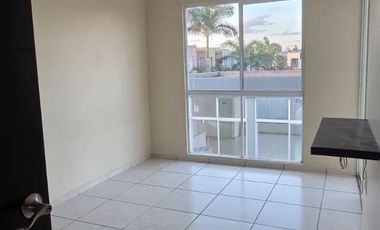 Renta casa Puente moreno en cluster con alberca