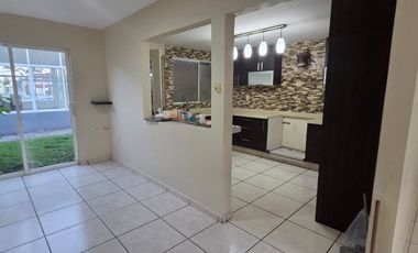 Renta casa Puente moreno en cluster con alberca