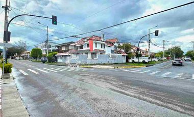 SE ARRIENDA - CASA ESQUINERA PARA USO COMERCIAL, en la zona de la calle Roberto Crespo