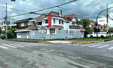 SE ARRIENDA - CASA ESQUINERA PARA USO COMERCIAL, en la zona de la calle Roberto Crespo