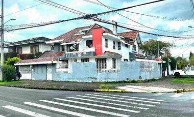 SE ARRIENDA - CASA ESQUINERA PARA USO COMERCIAL, en la zona de la calle Roberto Crespo