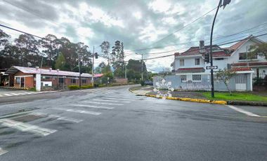 SE ARRIENDA - CASA ESQUINERA PARA USO COMERCIAL, en la zona de la calle Roberto Crespo