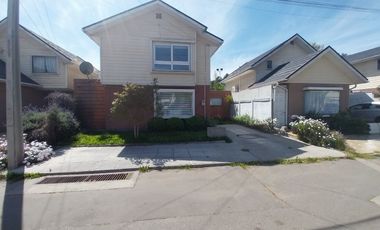 Casa aislada de  2 Pisos 3 dormitorios 3 baños Condominio Lomas De Nos San Bernardo.