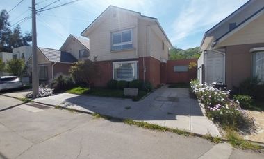 Casa aislada de  2 Pisos 3 dormitorios 3 baños Condominio Lomas De Nos San Bernardo.