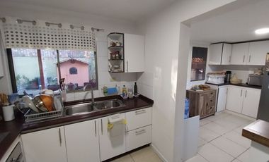 Casa aislada de  2 Pisos 3 dormitorios 3 baños Condominio Lomas De Nos San Bernardo.