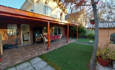 Casa aislada de  2 Pisos 3 dormitorios 3 baños Condominio Lomas De Nos San Bernardo.