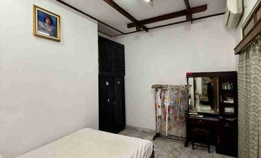 rumah Tepi jalan raya veteran Umbulharjo