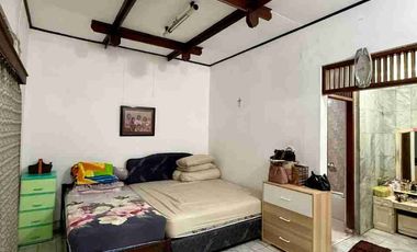 rumah Tepi jalan raya veteran Umbulharjo