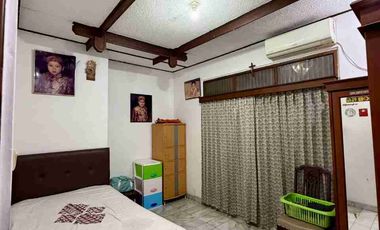 rumah Tepi jalan raya veteran Umbulharjo