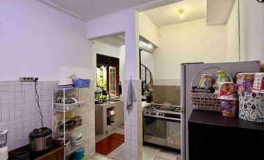 rumah Tepi jalan raya veteran Umbulharjo