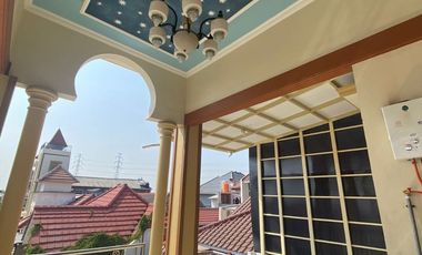 Rumah Mewah 3 Lantai Puri Tamansari