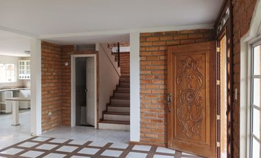 SE VENDE CASA EN URBANIZACIÓN EN CUENCA