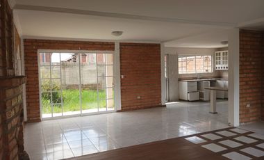 SE VENDE CASA EN URBANIZACIÓN EN CUENCA
