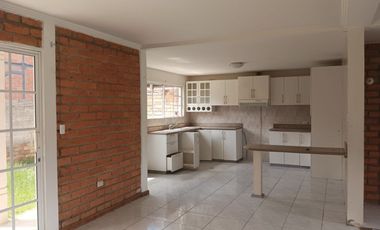 SE VENDE CASA EN URBANIZACIÓN EN CUENCA