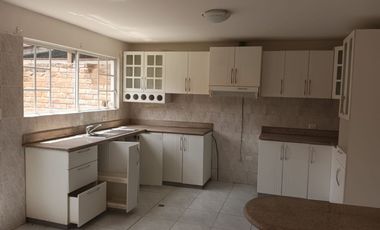 SE VENDE CASA EN URBANIZACIÓN EN CUENCA