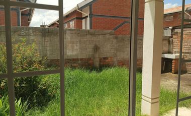SE VENDE CASA EN URBANIZACIÓN EN CUENCA