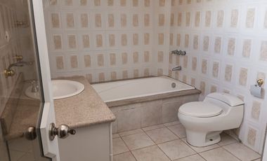 SE VENDE CASA EN URBANIZACIÓN EN CUENCA