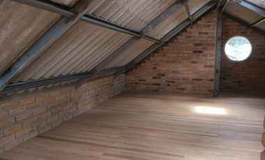 SE VENDE CASA EN URBANIZACIÓN EN CUENCA